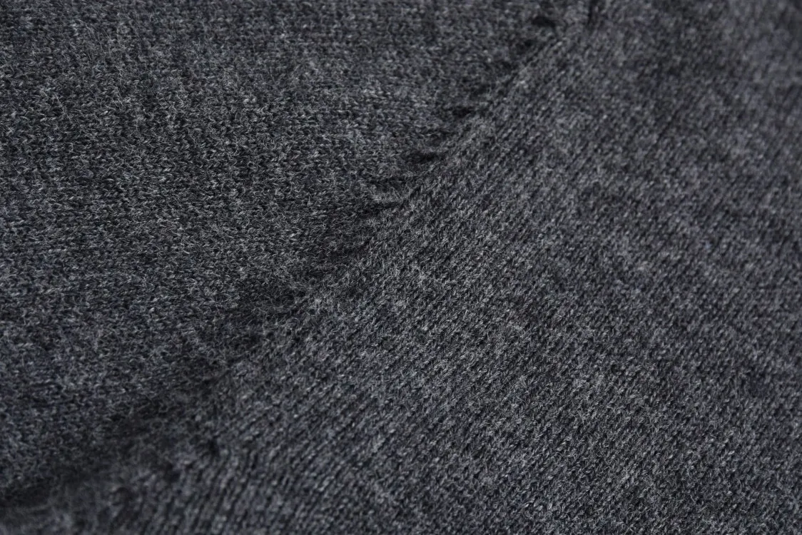 🅿️440 1v 25SS cuff jacquard crew neck sweater (grey) The original version was purchased for 15,100 and developed. The fabric is made of 55% cashmere fabric and 45% cotton. The fabric is soft and comfortable and does not cling to the upper body. The three-dimensional and stylish version can be worn outside or as a base layer. The fabric is washed frequently to fix the pattern and color. The jacquard is made of professional point jacquard on wool looms imported from Germany, and is reproduced from the original 1:1 scanned pattern. This round-neck pullover is made of soft cashmere in trendy tones and features Monogram elements on the ribbed knitted cuffs. It goes well with a variety of looks. Size:S-M-L-XL